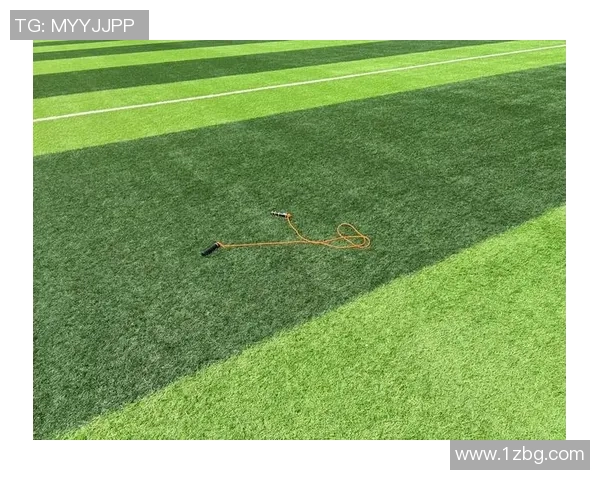 足球明星挑战跳绳技巧 展现超强协调性与灵活性